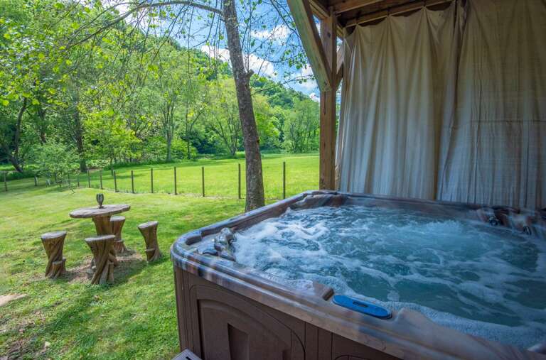 Hot tub and al fresco dining...