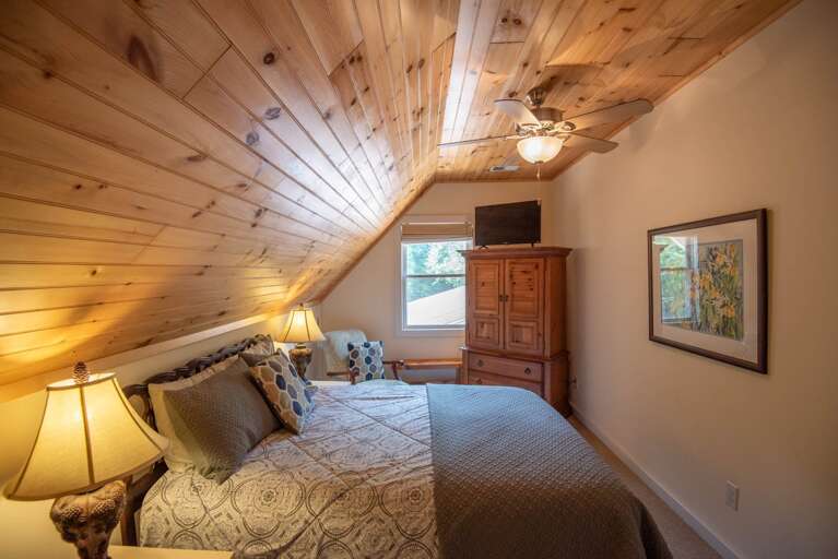 2nd Queen bedroom...