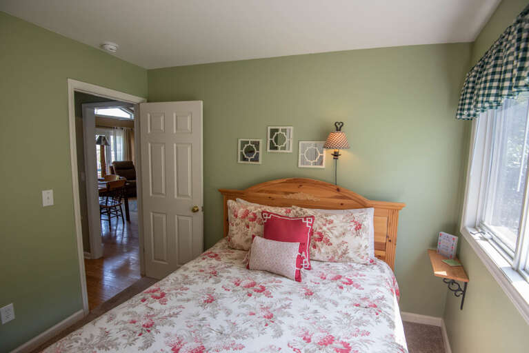 Guest Queen bedroom...