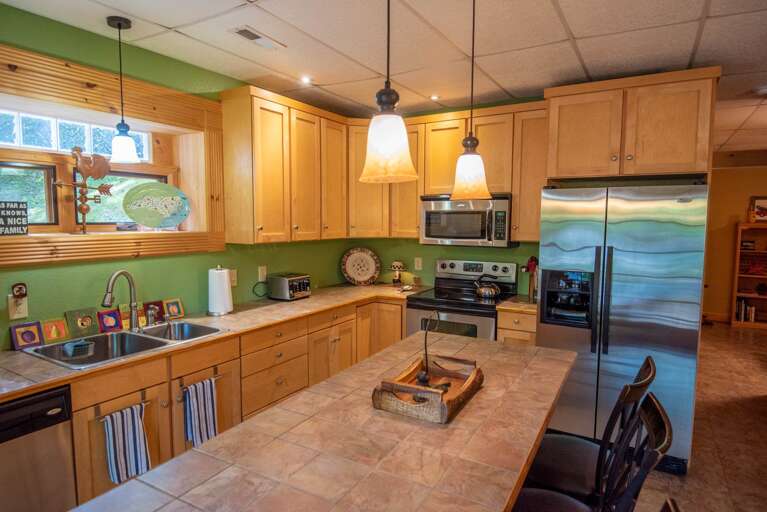 Fully-stocked kitchen... Fully-stocked kitchen...