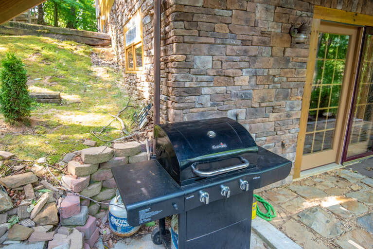 Gas grill (propane provided)... Gas grill (propane provided)...