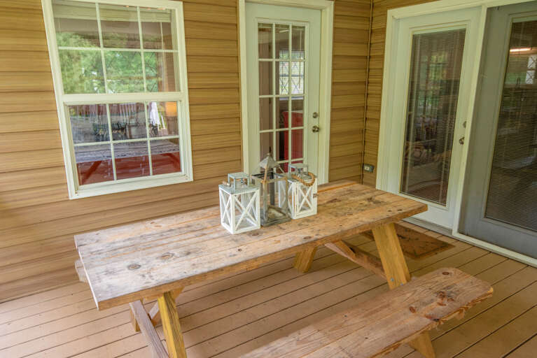 Upstairs picnic table for al fresco lunches or dinners...