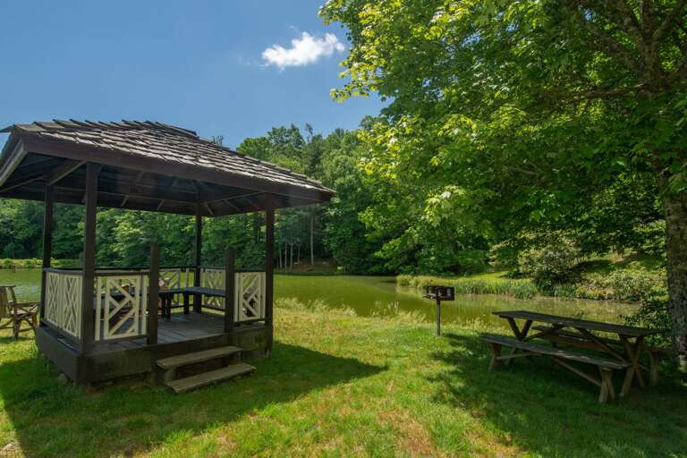 Gazebo at common area with charcoal grill - less than a 5 min drive...