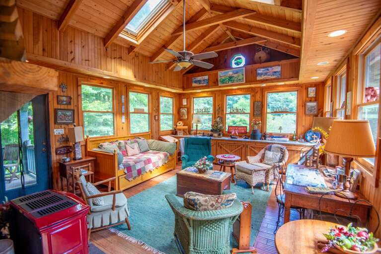 Great room with vaulted ceiling... Great room with vaulted ceiling...