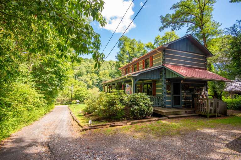 Stonewood's easy driveway and front deck... Stonewood's easy driveway and front deck...