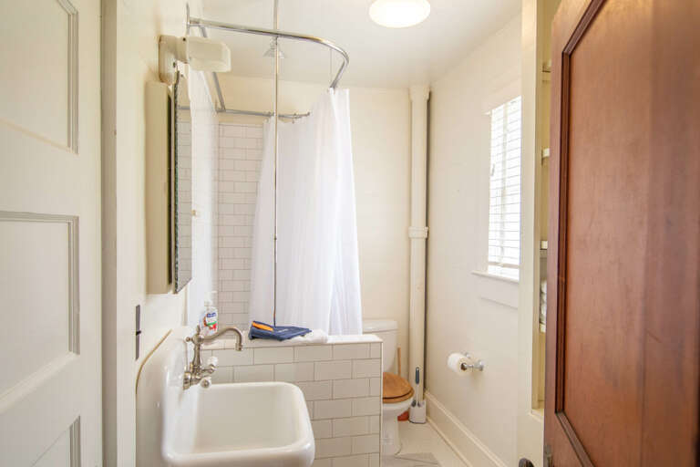 Full bathroom... Full bathroom...