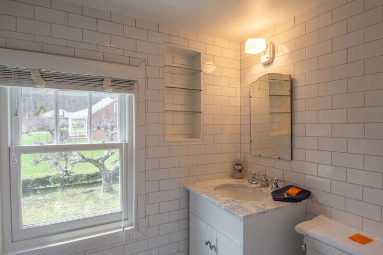 Another full bathroom with tub/shower combo... Another full bathroom with tub/shower combo...