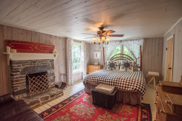 King bedroom... King bedroom...