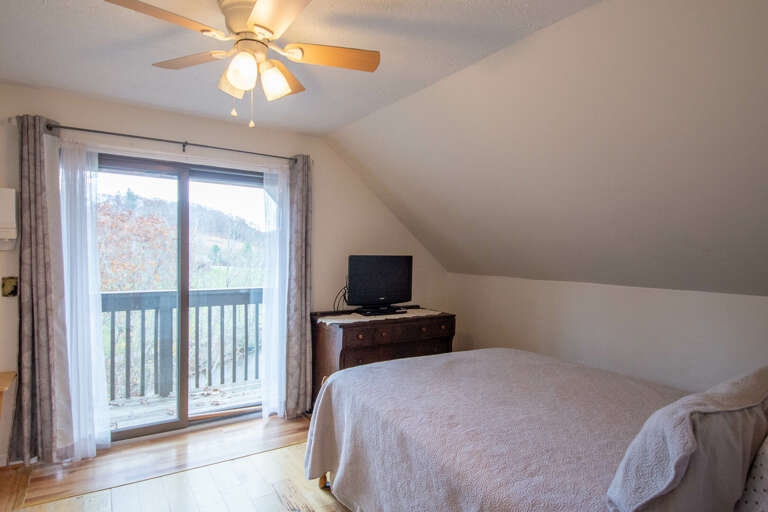 2nd Queen bedroom...