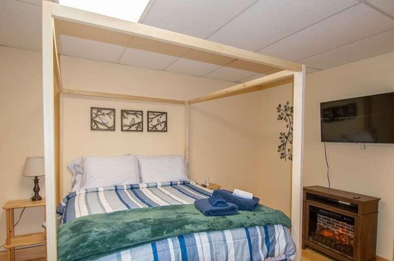 2nd Queen bedroom...