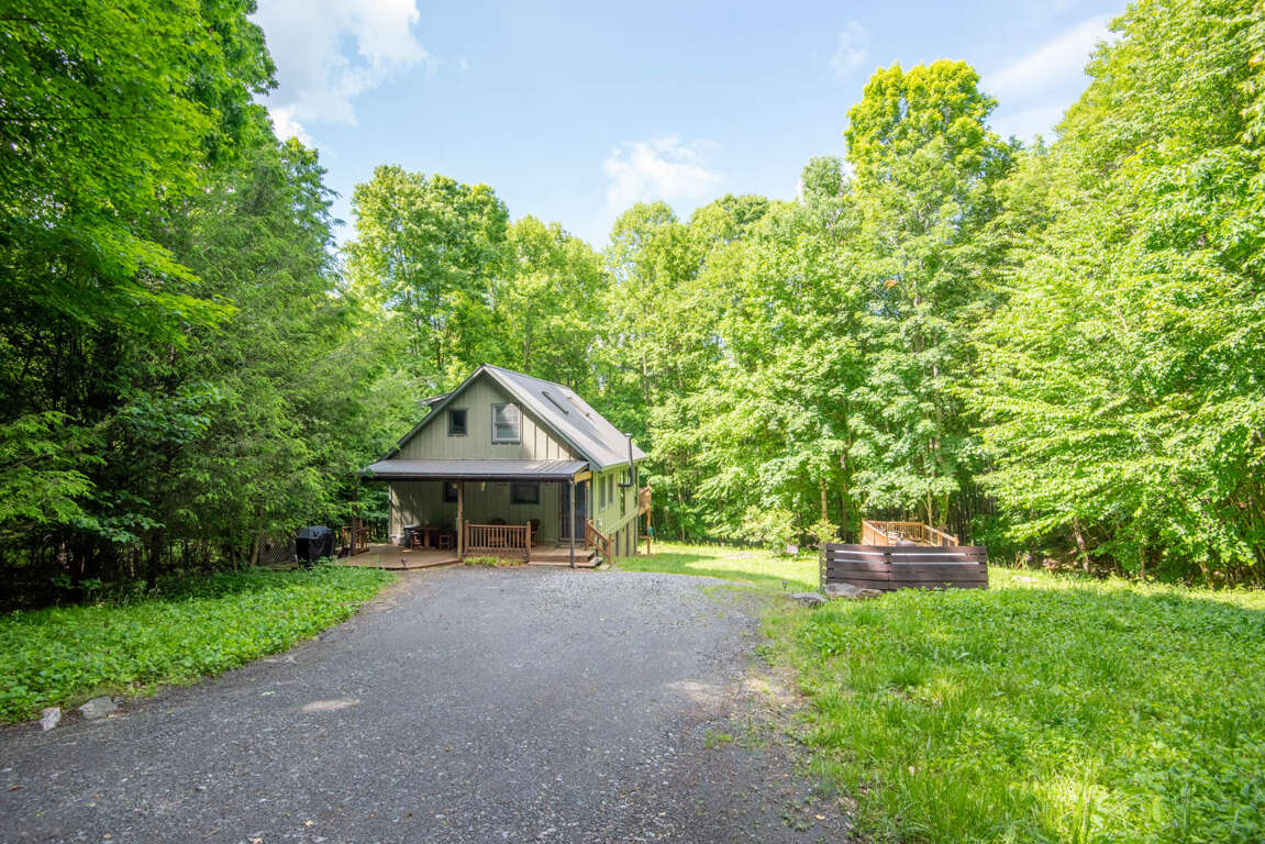 The Getaway in Warrensville New Rental! 2 Bedroom House Sleeps 7