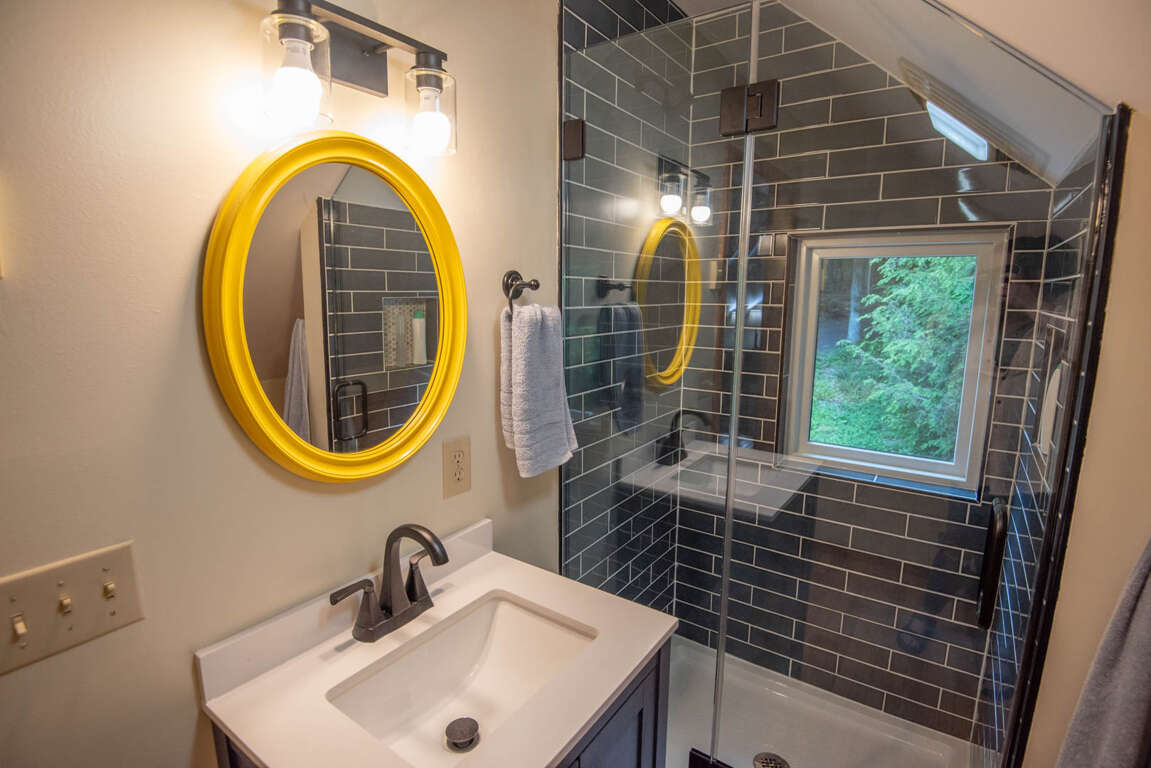 The Getaway in Warrensville New Rental! 2 Bedroom House Sleeps 7