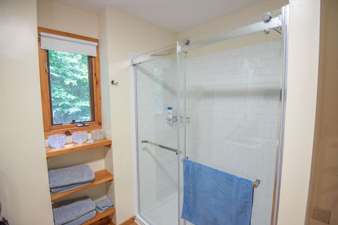 The Getaway in Warrensville New Rental! 2 Bedroom House Sleeps 7