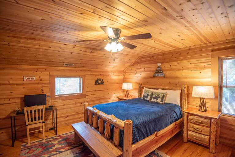 Queen bed in upstairs bedroom... Queen bed in upstairs bedroom...