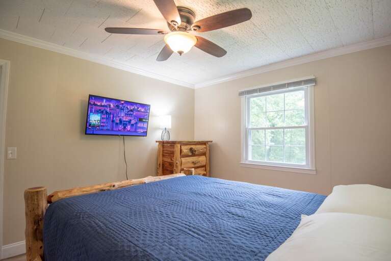 Queen bed and roku tv...