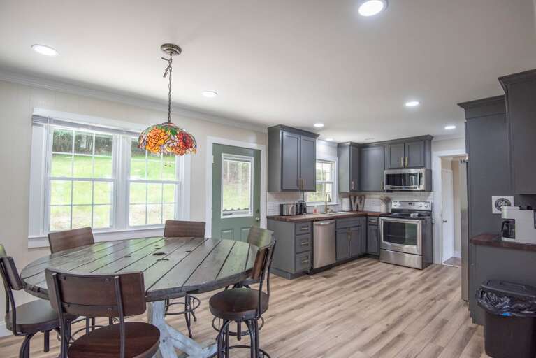 Seating for 6 at the dining table...