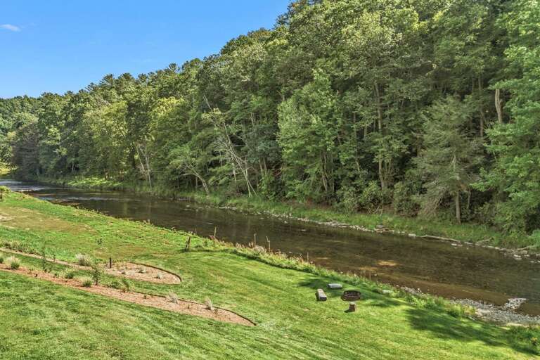 Bald eagles, osprey, herons and deer are frequent visitors along the river