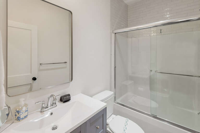 En suite bathroom with shower/tub combo... En suite bathroom with shower/tub combo...