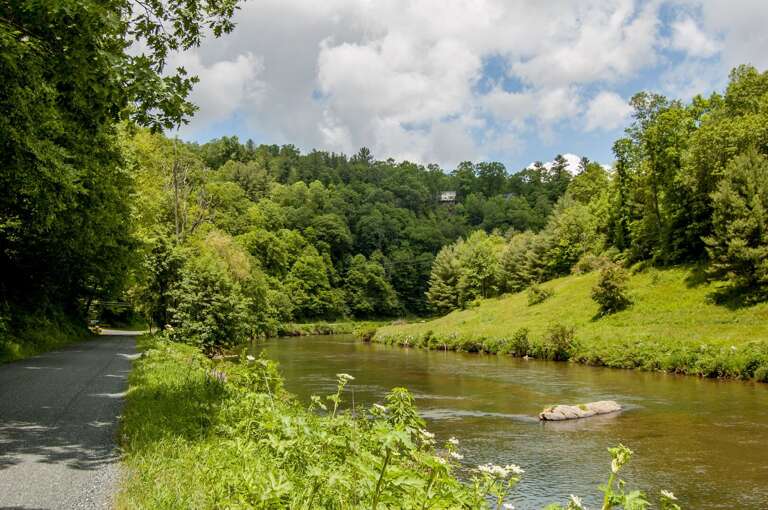 Common area on the New River - 5 minute drive...