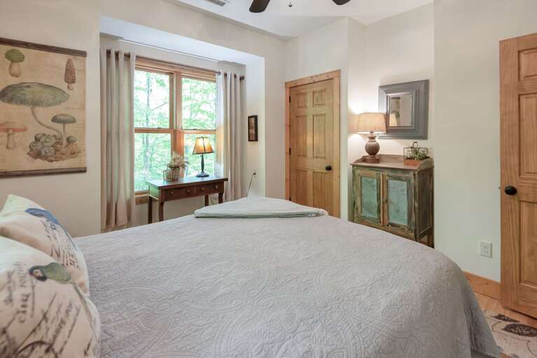 Queen bed... Queen bed...