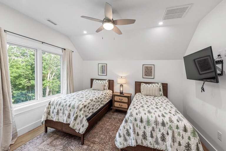 3rd bedroom, upstairs, with 2 twin beds...