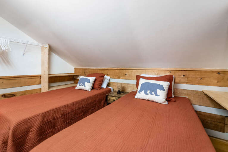 2 twin beds...