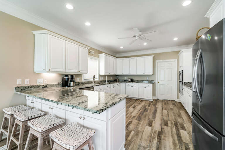 Beautiful Fully Equipped Kitchen