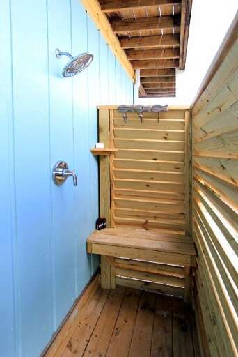 Great, fully enclosed outdoor shower Great, fully enclosed outdoor shower