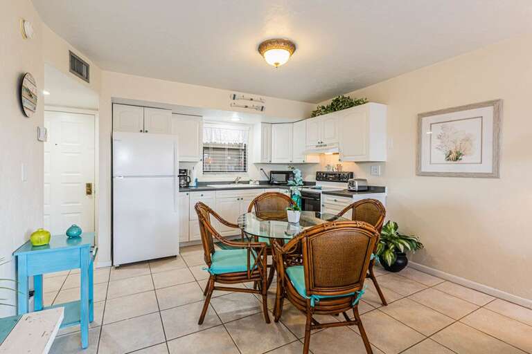 Dining/Kitchen Dining/Kitchen