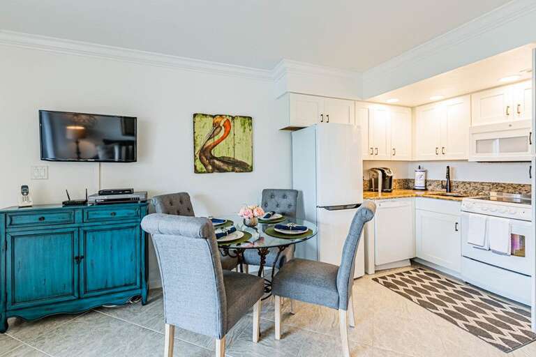 Dining Area/Kitchen Dining Area/Kitchen