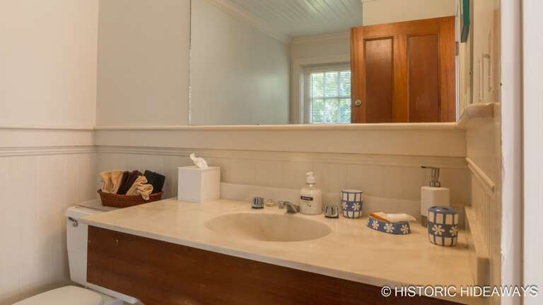 Pool Cottage Bathroom (Shower is Outdoors)