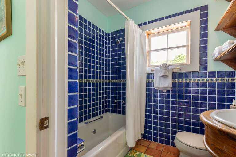 Upstairs Queen Bathroom Upstairs Queen Bathroom