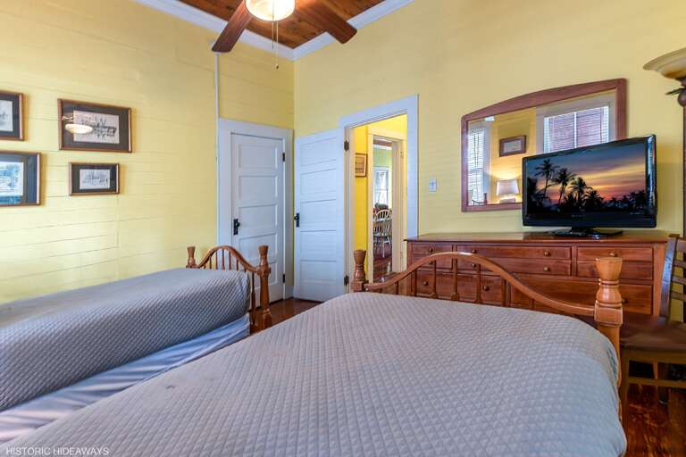 Twin Bedroom (can be King) Twin Bedroom (can be King)