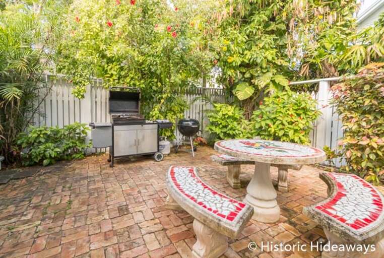 Side Patio w/ Gas Grill Side Patio w/ Gas Grill