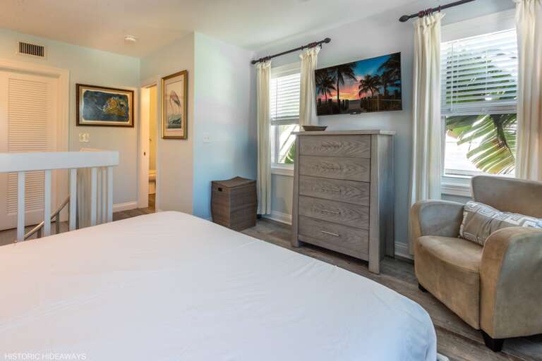 Upstairs / Bedroom Upstairs / Bedroom