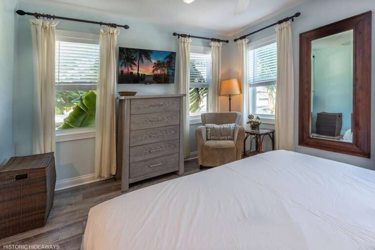 Upstairs / Bedroom Upstairs / Bedroom