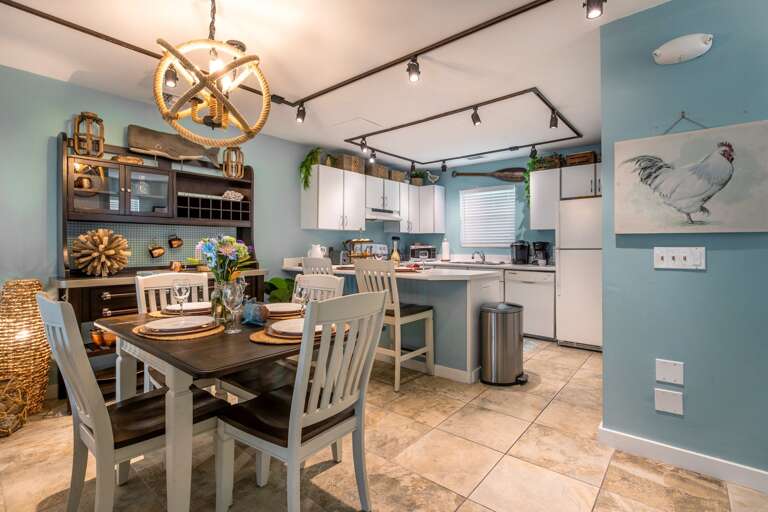 Dining / Kitchen Area Dining / Kitchen Area