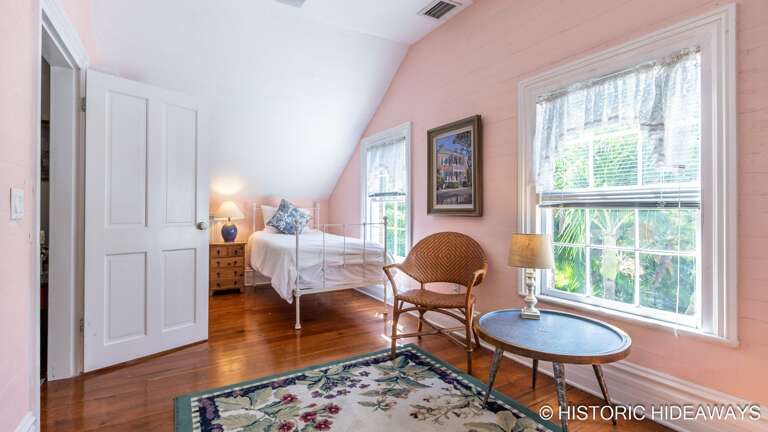 Twin Bedroom (Upstairs) Twin Bedroom (Upstairs)