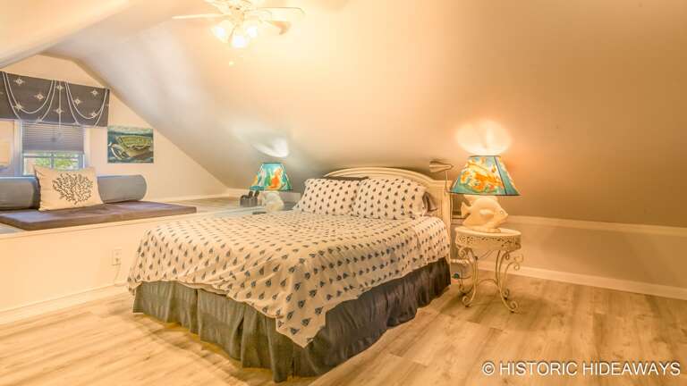 Master Bedroom (Upstairs)