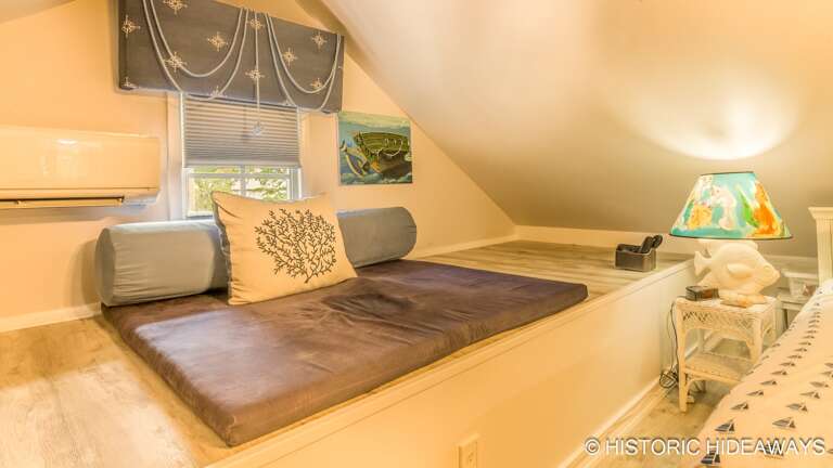 Master Bedroom (Upstairs)