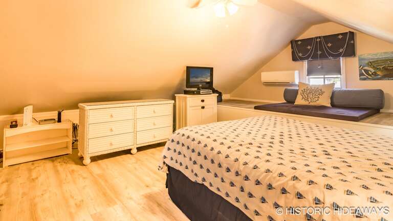 Master Bedroom (Upstairs)