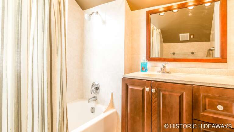 Master Bathroom (Upstairs)