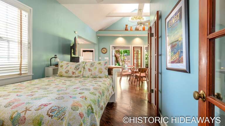 Rear Room - Queen Bed Rear Room - Queen Bed