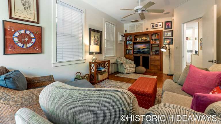 Rear TV / Entertainment Room Rear TV / Entertainment Room