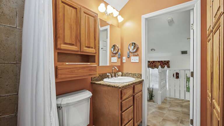 Upstairs Full Bathroom