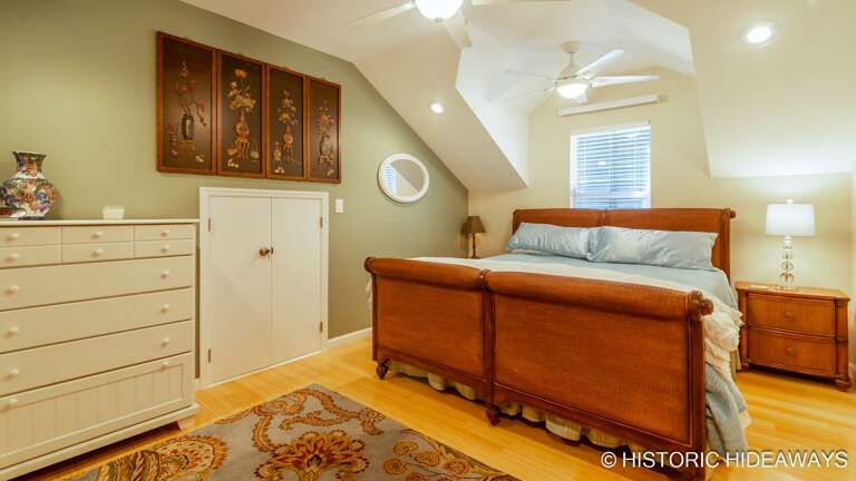 Master Bedroom (Upstairs) Master Bedroom (Upstairs)