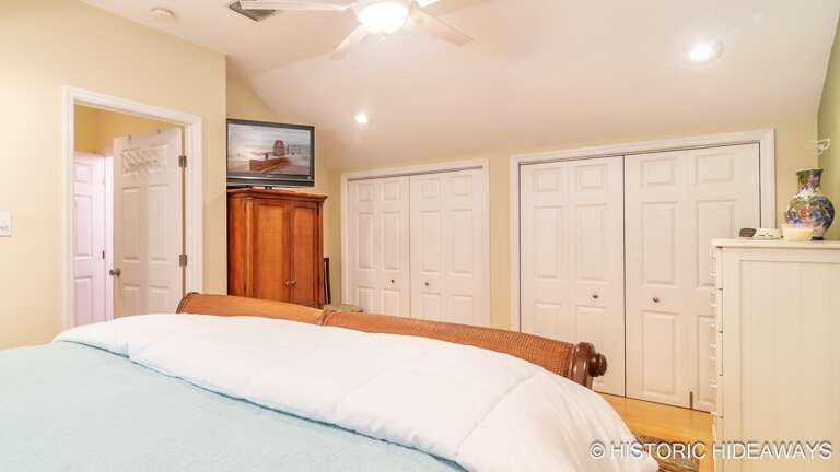 Master Bedroom (Upstairs) Master Bedroom (Upstairs)