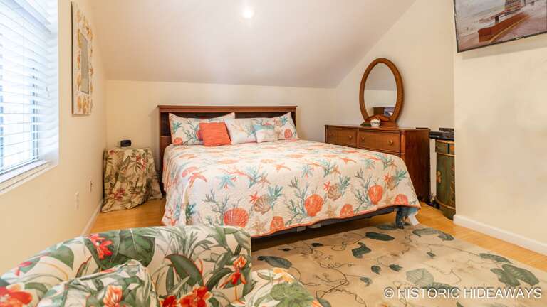 Bedroom (Upstairs) Bedroom (Upstairs)