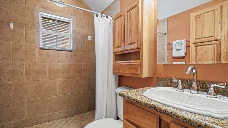 Upstairs Full Bathroom
