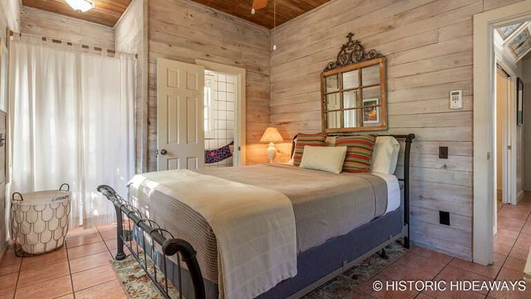 Front / Guest Bedroom